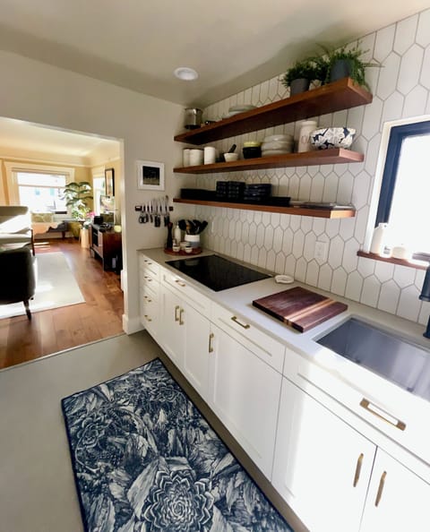 There is an easy to use electric cooktop.