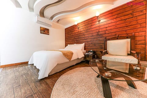 Single Room (Included Breakfast for 1, Surcharge for 2 on the spot) | Premium bedding, down comforters, free minibar, individually decorated