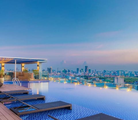2 outdoor pools