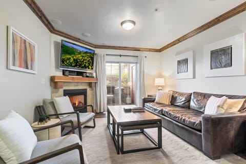 Bear Hollow Lodges 4102: Living room with gas fireplace and private balcony access