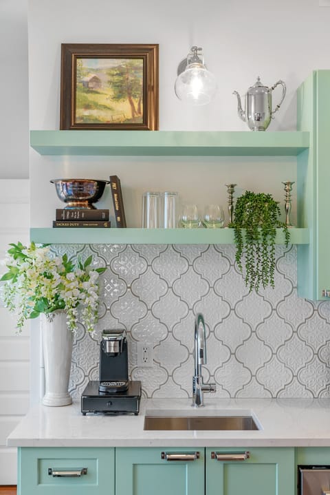 Kitchen & Coffee Area