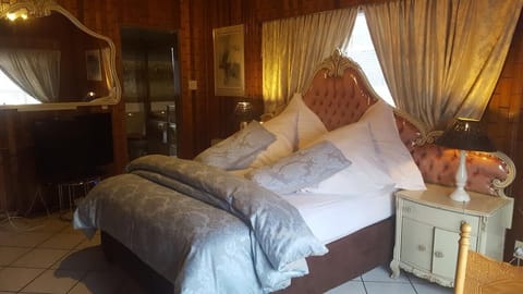 Basic Double Room, 1 Bedroom | In-room safe, laptop workspace, iron/ironing board, free WiFi