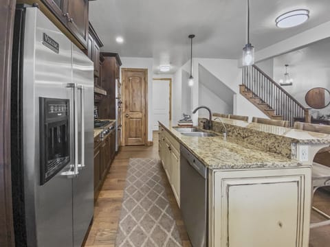 Condo, 4 Bedrooms | Private kitchen | Fridge, oven, coffee/tea maker, electric kettle