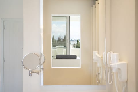 Bugalow Junior Suite | Bathroom | Combined shower/tub, free toiletries, hair dryer, bathrobes