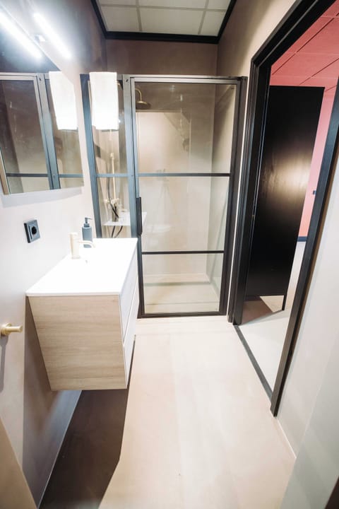 Comfort Triple Room | Bathroom | Shower, hair dryer, towels, soap