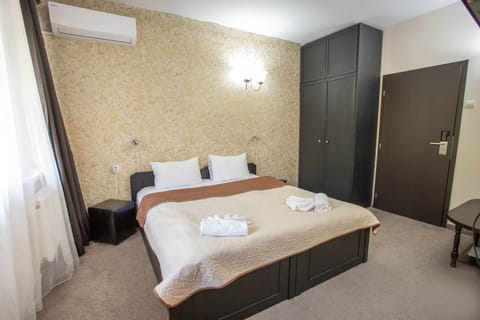 Comfort Studio | Desk, laptop workspace, free WiFi