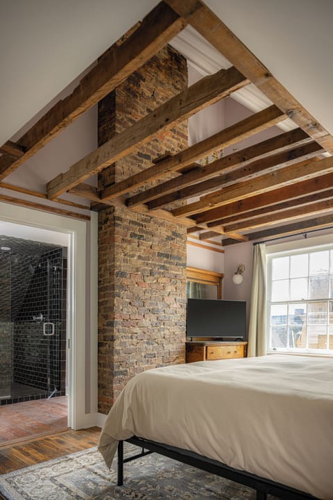 Deluxe Room | Individually decorated, individually furnished, iron/ironing board