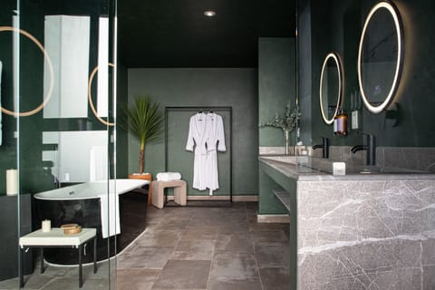Luxury House | Bathroom | Shower, free toiletries, hair dryer, bathrobes