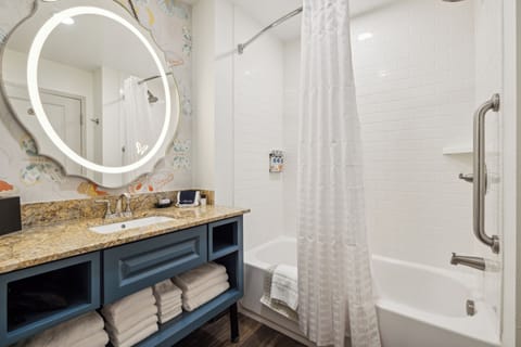 Combined shower/tub, free toiletries, hair dryer, towels