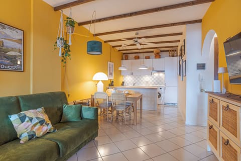 Family Apartment, Multiple Bedrooms (Brentano Giardino) | Living area | 21-inch flat-screen TV with cable channels, TV