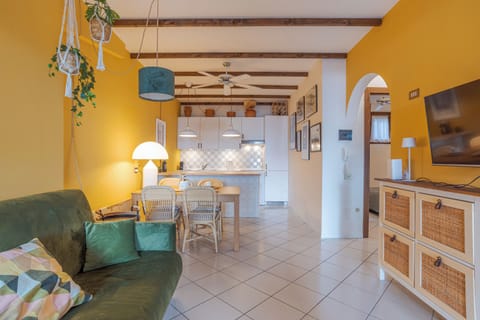 Family Apartment, Multiple Bedrooms (Brentano Giardino) | Living area | 21-inch flat-screen TV with cable channels, TV