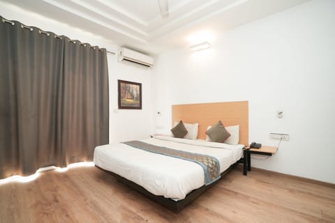 Deluxe Room | Desk, iron/ironing board, rollaway beds, free WiFi