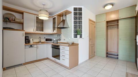 Apartment (405) | Private kitchenette | Fridge, microwave, oven, stovetop