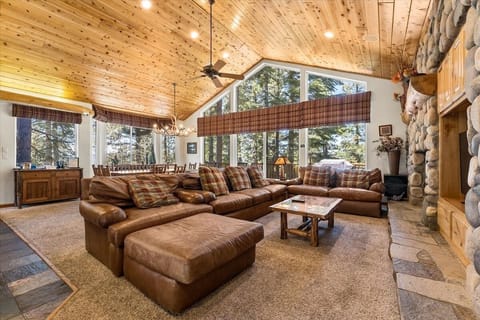 House, 6 Bedrooms | Living area