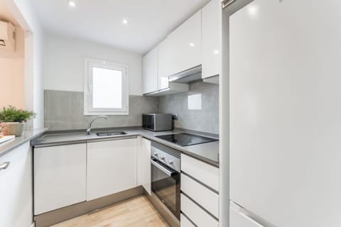 Family Apartment | Private kitchen | Full-size fridge, microwave, oven, stovetop