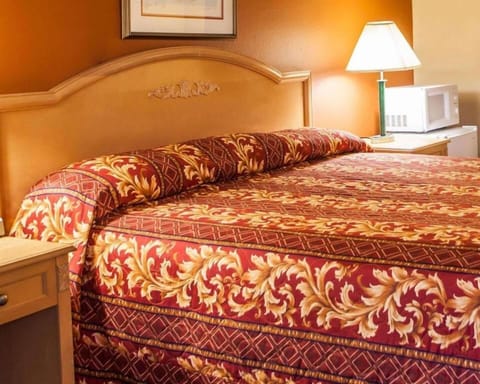 Standard Room, 1 King Bed, Non Smoking | Desk, iron/ironing board, free WiFi, bed sheets