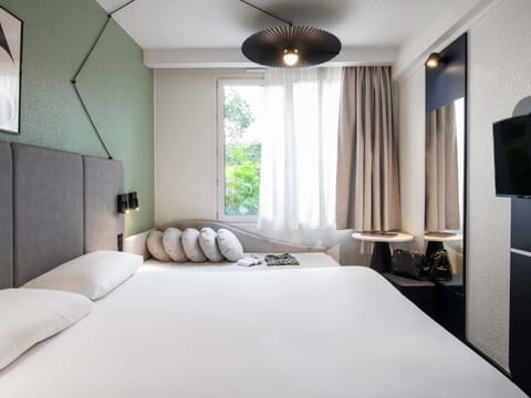 Premium bedding, desk, blackout drapes, soundproofing