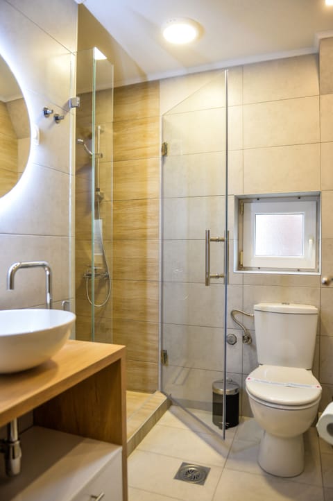 Superior Room | Bathroom | Free toiletries, hair dryer, bathrobes, slippers