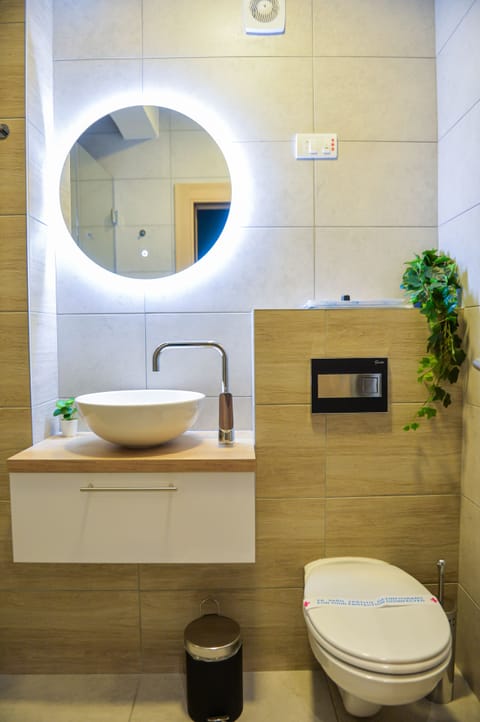 Standard Twin Room | Bathroom | Free toiletries, hair dryer, bathrobes, slippers