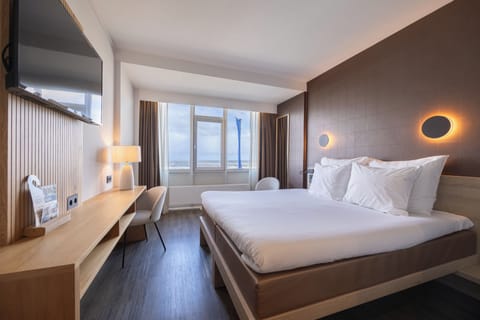 Hypo-allergenic bedding, in-room safe, free WiFi, bed sheets