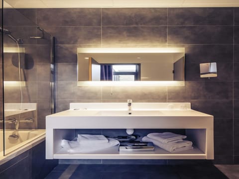 Classic Room, 1 Double Bed | Minibar, in-room safe, desk, soundproofing