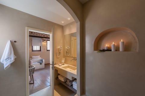 Junior Suite, 1 King Bed | Bathroom | Combined shower/tub, rainfall showerhead, designer toiletries