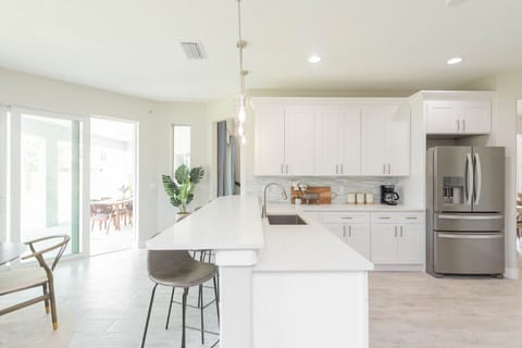House (4 Bedrooms) | Private kitchen | Fridge, microwave, oven, stovetop