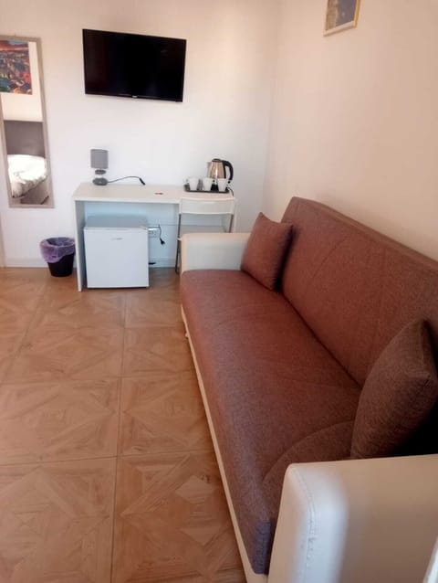 Senior Triple Room | Hypo-allergenic bedding, desk, blackout drapes, soundproofing