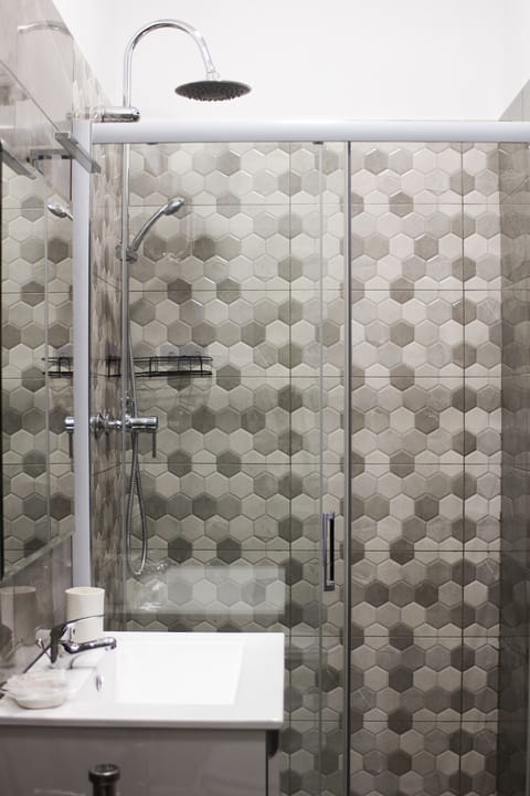 Superior Triple Room | Bathroom | Shower, rainfall showerhead, hair dryer, towels