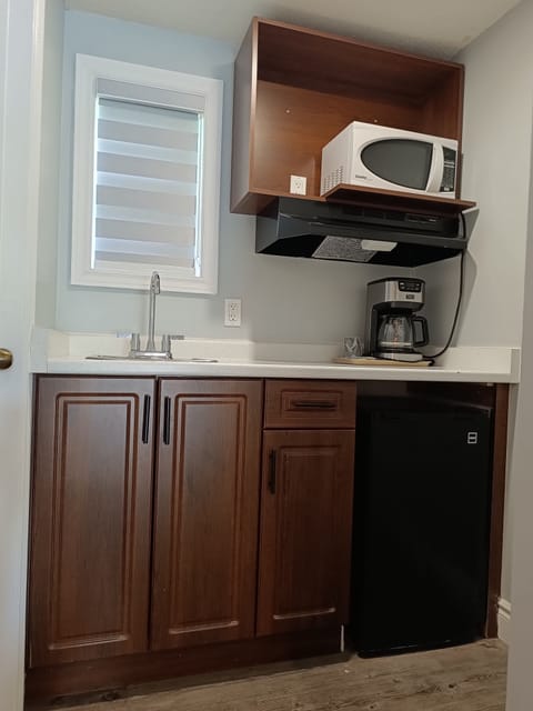 The King Room | Private kitchen | Mini-fridge, microwave, coffee/tea maker