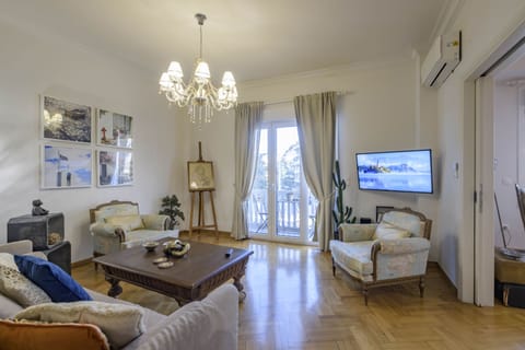 Deluxe Apartment | Living area | 32-inch Smart TV with satellite channels, Netflix, streaming services