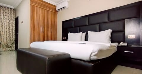 Executive Room | 1 bedroom, desk, laptop workspace, free WiFi