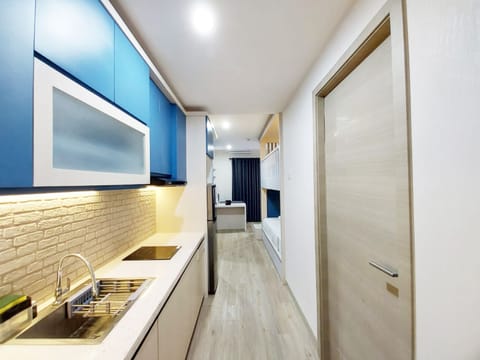 Studio | Private kitchen | Full-size fridge, stovetop