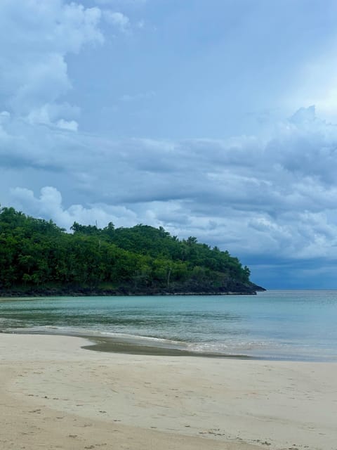 Beach nearby, white sand, beach towels