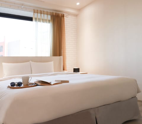 Deluxe Quadruple Room with Bathtub | Premium bedding, down comforters, in-room safe, individually decorated