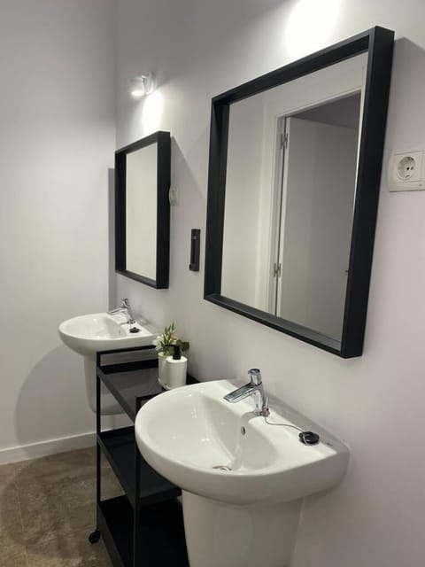 Hydromassage showerhead, free toiletries, hair dryer, towels