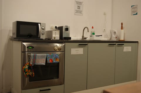 50-cm Smart TV with digital channels, Netflix, streaming services