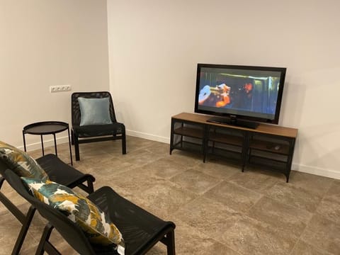 50-cm Smart TV with digital channels, Netflix, streaming services