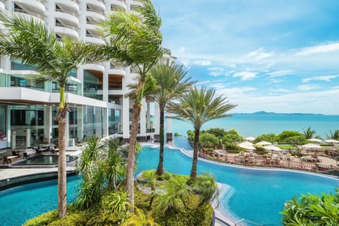 7 outdoor pools, pool umbrellas, sun loungers