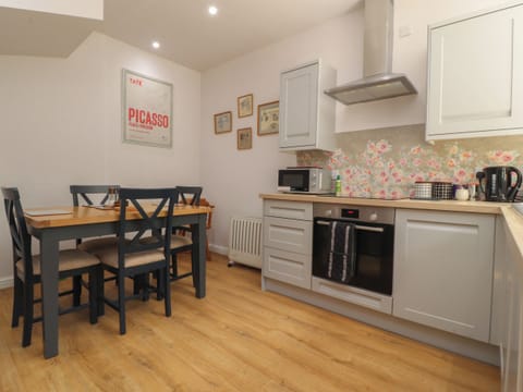 Cottage | Private kitchen | Fridge, dishwasher, electric kettle, toaster
