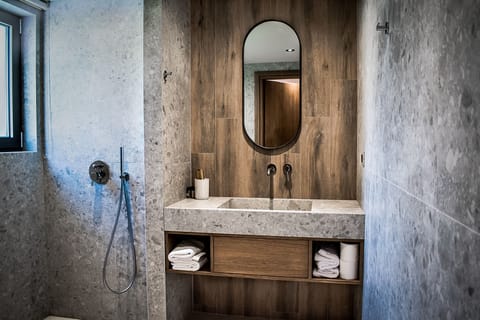 Junior Suite | Bathroom | Shower, hair dryer, slippers, towels