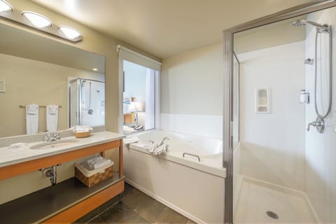 Deluxe Studio Suite, 1 King Bed, Ocean View | Bathroom | Free toiletries, hair dryer, bathrobes, towels