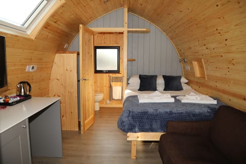 Luxury Cabin | Premium bedding, iron/ironing board, free WiFi, bed sheets