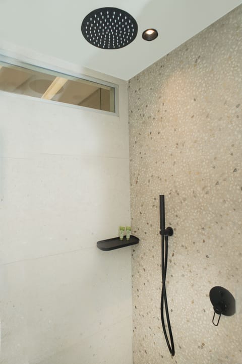 Luxury Double Room, 1 Bedroom, Non Smoking, Partial Sea View | Bathroom | Shower, hydromassage showerhead, free toiletries, hair dryer