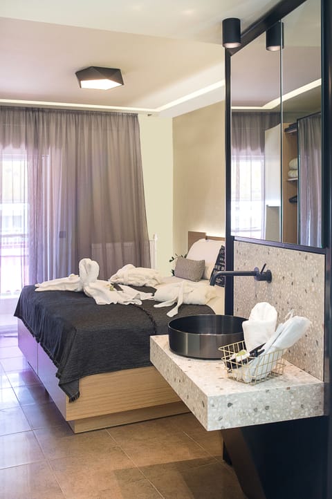 Luxury Double Room, 1 Bedroom, Non Smoking, Partial Sea View | Egyptian cotton sheets, premium bedding, individually decorated