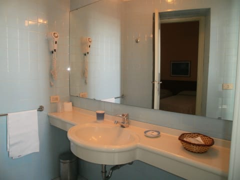 Superior Double Room Single Use | Bathroom sink
