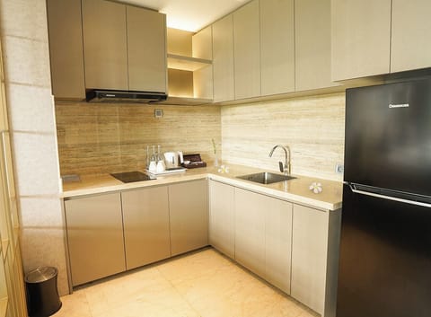 Family Suite Room | Private kitchen | Electric kettle