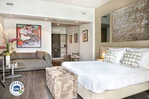 Junior Double Room | Minibar, in-room safe, desk, soundproofing