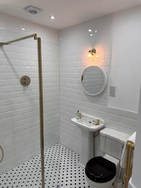 Classic Quadruple Room, Multiple Beds, Non Smoking | Bathroom | Shower, hair dryer, towels