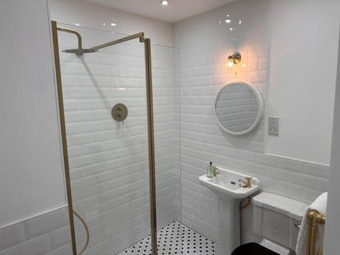 Classic Quadruple Room, Multiple Beds, Non Smoking | Bathroom | Shower, hair dryer, towels